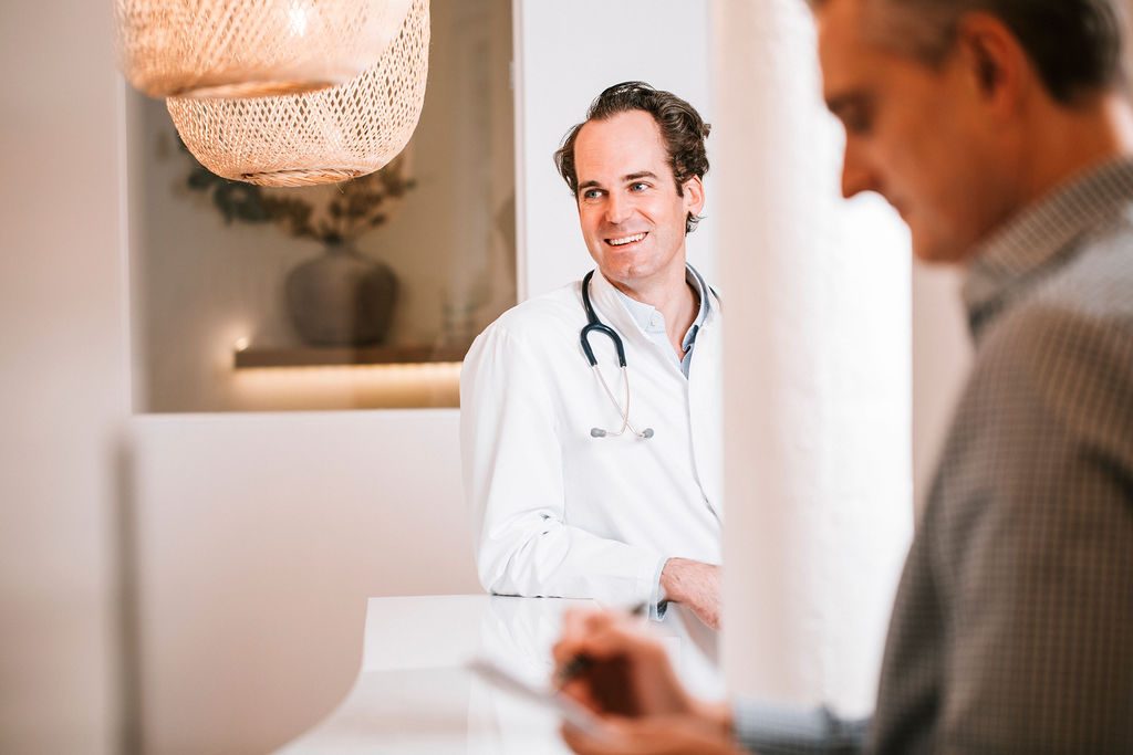 OA Dr. Nicolas Haffner im Gespräch mit Patient