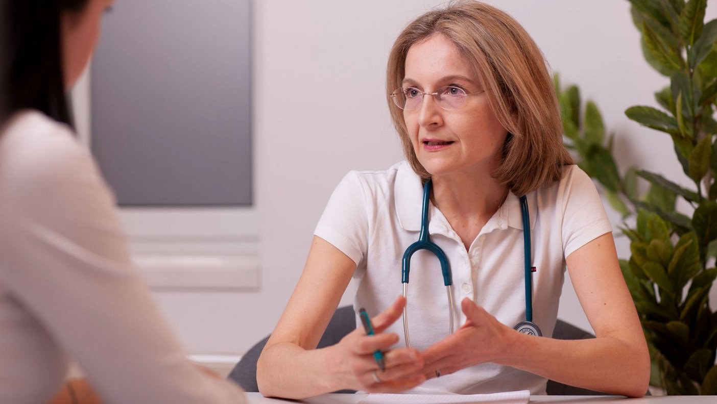 Dr. Sabine Burger im Gespräch mit Patientin
